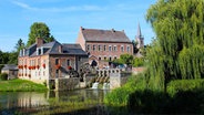 Ein Haus, davor ein Fluss mit einer Schleuse und rechts eine Weide am Ufer © HDF Tourisme / Sebastien Jarry Foto: Sebastien Jarry