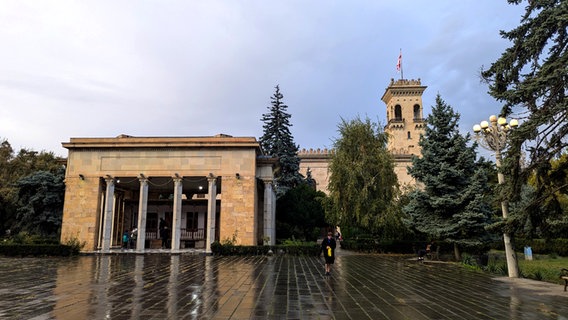 Ein Museum in Gori - Georgien mit Bäumen am Rande © NDR Foto: Tatiana Montik