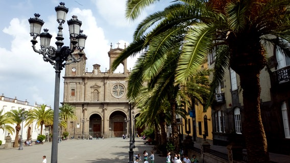 Palmen, eine Laterne und eine Kirche im Zentrum von Las Palmas, Hauptstadt von Gran Canaria (Spanien) © NDR / Till Lehmann Foto: Till Lehmann