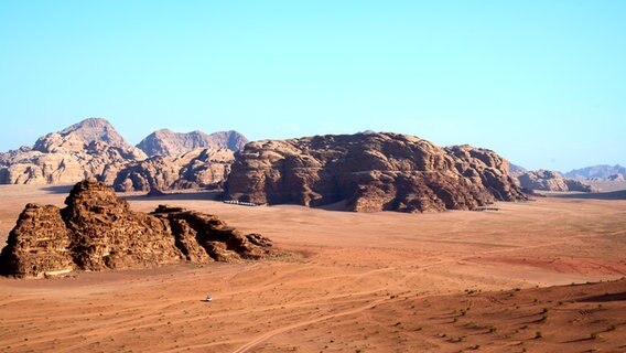 Kahle Felsen in der roten Wüste in Jordanien, darüber blauer Himmel © NDR / Florian Guckelsberger Foto: Florian Guckelsberger