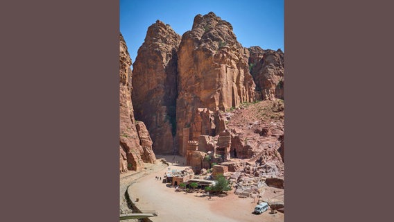 Ein Blick auf Petra, die legendäre Wüstenstadt in Jordanien - © NDR / Florian Guckelsberger Foto: Florian Guckelsberger