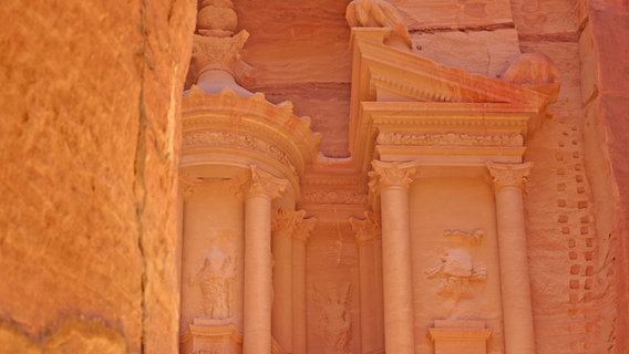 Ein Detail von Petra im Feslsen von der Schlucht Siq © NDR / Florian Guckelsberger Foto: Florian Guckelsberger