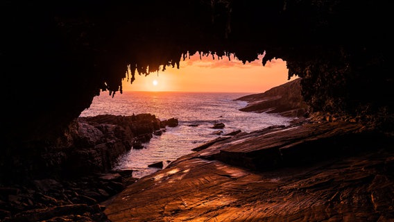 Eine Höhle und uralte Felsen auf Kangaroo Island © NDR Foto: Michael Marek