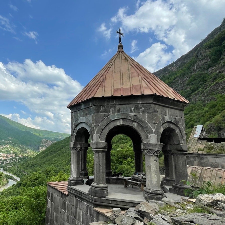 Das Kloster Kobair vor der Kulisse der Berge © NDR Foto: Tatjana Montik