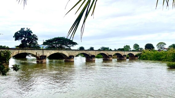 Eine alte Brücke in Laos © NDR Foto: Dennis Burk