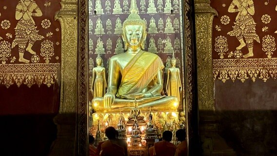 Eine goldene sitzende Statue in einem Tempel in Luang Prabang, Laos © NDR Foto: Dennis Burk