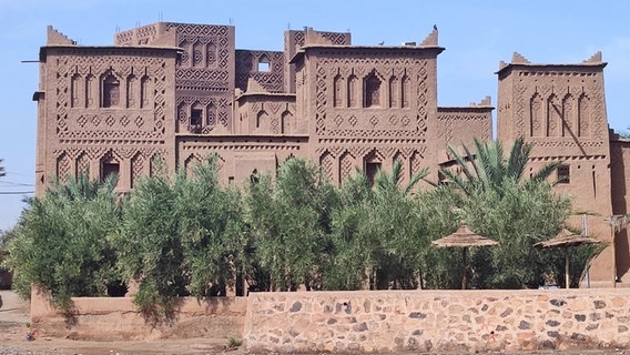 Eine Kasbah - ein großes Gebäude in Marokko © NDR Foto: Isa Hoffinger