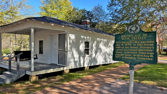 Ein in weiß gehaltenes Holzhaus in Tennessee - Geburtsort von Elvis Aaron Presley © NDR Foto: Tom Noga