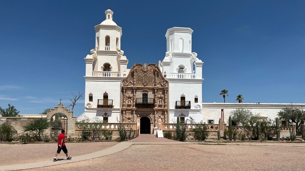 “Discover the Hidden Gem of American Cuisine: Tucson’s Mission Garden”