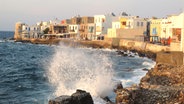 Gischt prallt gegen einen Felsen im Hafen vor der Stadt Mandraki (Nisyros in Griechenland) © NDR / Nina Schwabe Foto: Nina Schwabe