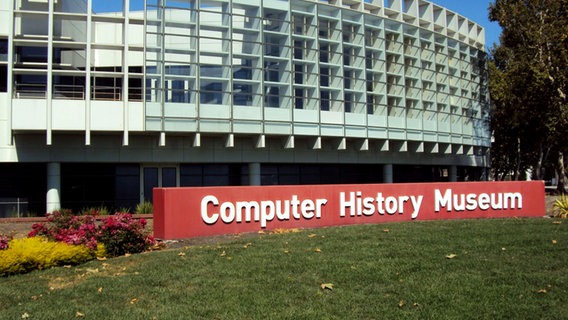 Ein rotes Schild vor einem hellen Gebäude, darauf steht "Computer History Museum" in San José, Kalifornien © NDR Foto: Guido Meyer