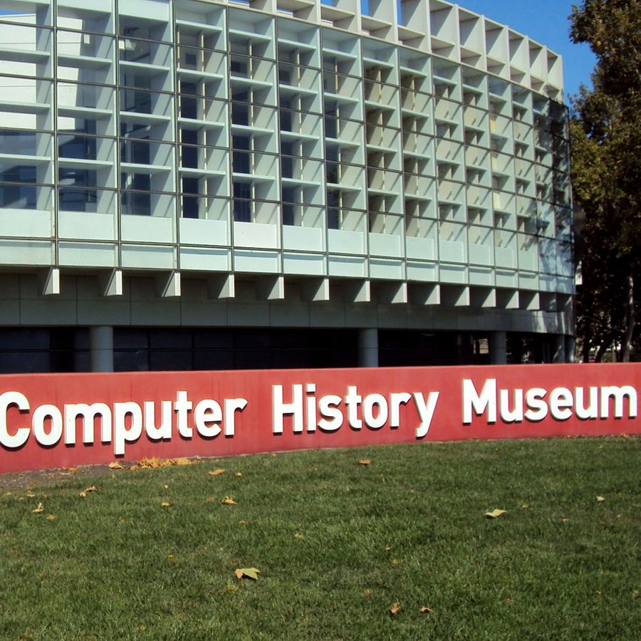 Ein rotes Schild vor einem hellen Gebäude, darauf steht "Computer History Museum" in San José, Kalifornien © NDR Foto: Guido Meyer