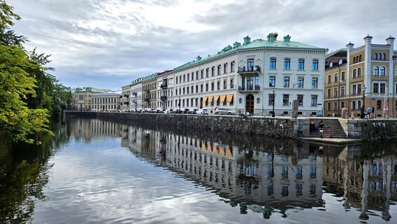 Ein Haus in Göteborg spiegelt sich im Kanal © NDR Foto: Ulrike Keding