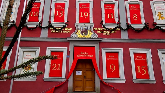 Das Rathaus von Suhl hat eine rote Fassade und ist als Adventskalender geschmückt © NDR Foto: Jörg Wunram