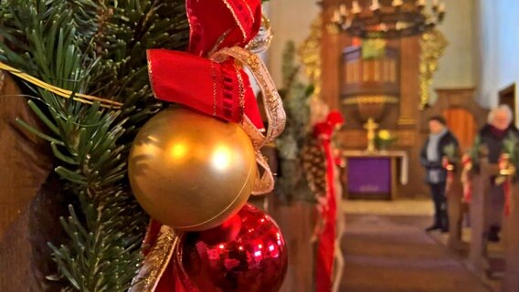 Die Heidersbacher Kirche in Suhl ist festlich geschmückt für Weihnachten © NDR Foto: Jörg Wunram