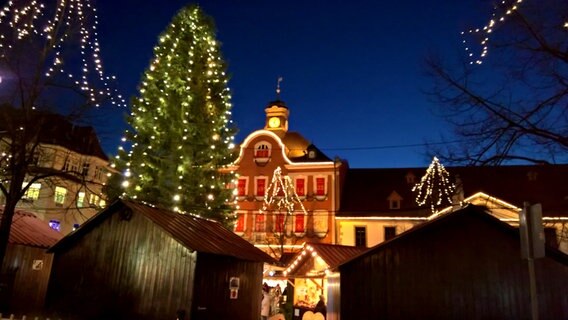 Der Weihnachtsmarkt mit geschmücktem Tannenbaum und beleuchteten Fassaden in Suhl © NDR Foto: Jörg Wunram