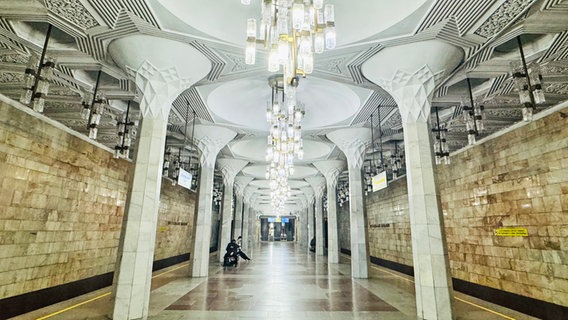 Eine mit weißen Säulen und Intarsien aufwendig gestaltete U-Bahn-Haltestelle in Taschkent (Usbekistan) © NDR Foto: Dennis Burk