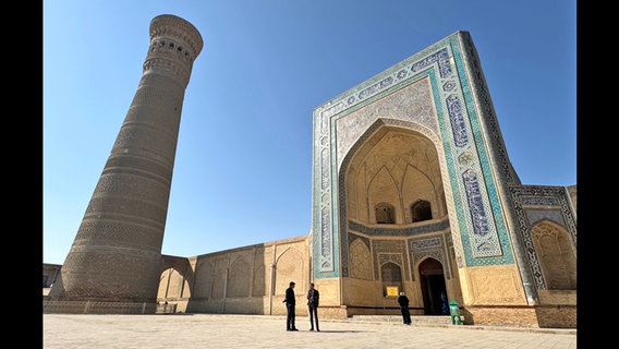 Dieser Platz in Buchara nennt sich Registan - mit prächtigen Gebäuden und Türmen und der Bolo-Hovuz-Moschee. © NDR Foto: Dennis Burk