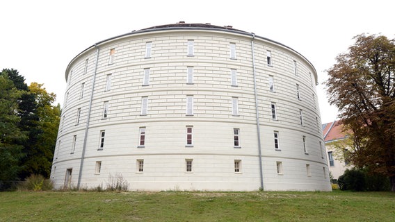 Ein rundes weißes Gebäude in Wien - der Narrenturm hat fünf Geschosse. © NDR Foto: Michael Marek