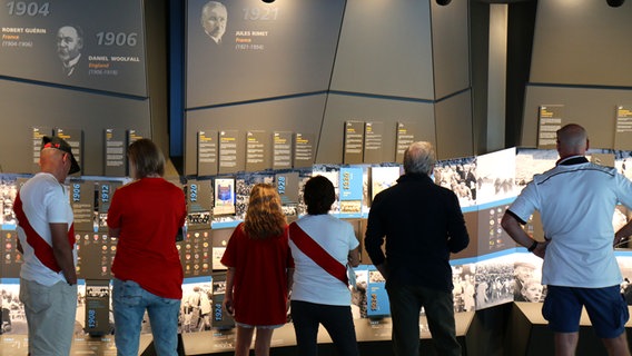 Menschen stehen im Fifa Museum in Zürich vor Exponaten © NDR Foto: Michael Marek