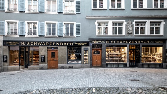 Eine Straße in Zürich mit einem Laden namens Schwarzenbacht (ein Traditionsgeschäft) © NDR Foto: Michael Marek