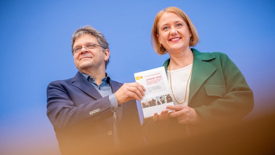 Lisa Paus (Bündnis 90/Die Grünen), Bundesministerin für Familie, Senioren, Frauen und Jugend, und Mathias Albert, Leiter der Shell Jugendstudie, präsentieren die 19. Shell Jugendstudie. © dpa Bildfunk Foto: Michael Kappeler