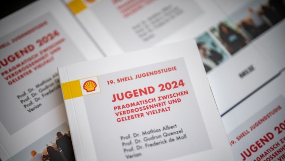 Das Cover der gedruckten Shell Jugendstudie 2024, aufgenommen bei der Vorstellung der 19. Shell Jugendstudie auf der Bundespressekonferenz. © dpa Bildfunk Foto: Michael Kappeler