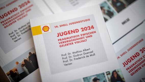 Das Cover der gedruckten Shell Jugendstudie 2024. © dpa Bildfunk Foto: Michael Kappeler