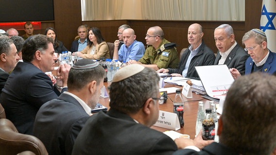 Premier Benjamin Netanjahu mit anderen Teilnehmenden bei einer Sitzung des israelischen Sicherheitskabinetts in Tel Aviv. © dpa bildfunk/XinHua Foto: Kobi Gideon