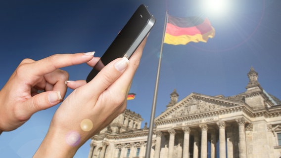 Hände halten ein Smartphone, dahinter der Deutsche Reichstag (Bildmontage) © Fotolia Foto: anweber, Amir Kaljikovic