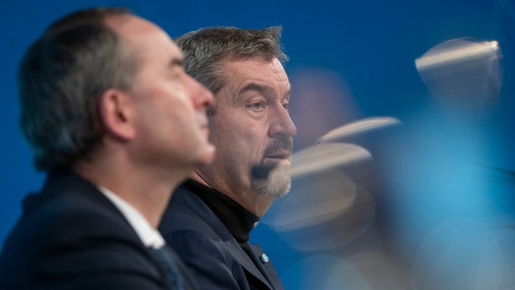 Markus Söder, (r, CSU) Ministerpräsident von Bayern, und Hubert Aiwanger, (Freie Wähler) © Peter Kneffel/dpa Foto: Peter Kneffel