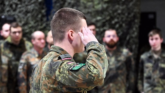 Ein Soldat des Panzerbataillon 203 der Bundeswehr salutiert. © dpa Foto: Ann-Marie Utz