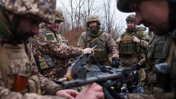 Ukrainische Soldaten in der Region Donezk © dpa/AP Foto: Evgeniy Maloletka