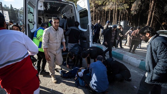 Menschen und Rettungskräfte versorgen Verletzte nach Explosionen in Kerman, Iran. © Mahdi Karbakhsh Ravari/Mehr News Agency/AP/dpa 