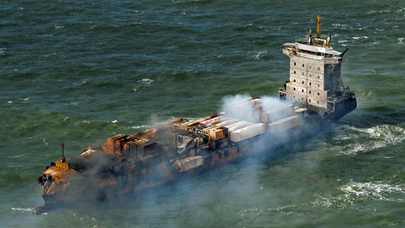 Rauchschwaden vom Frachtschiff "Solong" vor der Küste Yorkshires, nachdem es zuvor mit dem Tanker "Stena Immaculate" kollidiert war © getty pool/AP/dpa Foto: Dan Kitwood