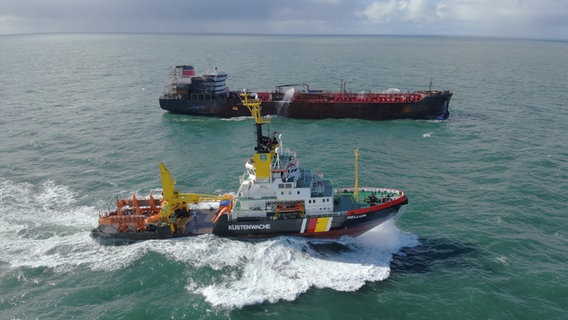 Die "Mellum" überwacht einen möglichen Ölaustritt beim Tanker "Stena Immaculate". © Havariekommando 