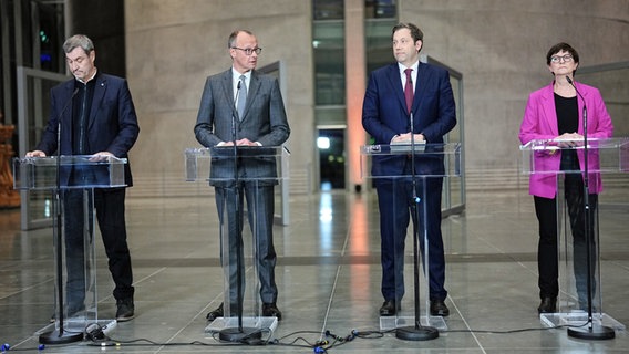 Markus Söder (l.), Vorsitzender der CSU und Ministerpräsident von Bayern, Friedrich Merz, Kanzlerkandidat der Union, Fraktionsvorsitzender der Union und Bundesvorsitzender der CDU (2.v.l.), Lars Klingbeil, Fraktionsvorsitzender der SPD und Bundesvorsitzender, und Saskia Esken, Parteivorsitzende der SPD (r.), geben eine Pressekonferenz zu den Sondierungsgesprächen zwischen der Union und der SPD. © Kay Nietfeld/dpa 