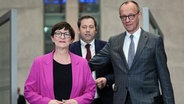 Saskia Esken (l.), Parteivorsitzende der SPD, Lars Klingbeil, Fraktionsvorsitzender der SPD und Bundesvorsitzender, und Friedrich Merz, Kanzlerkandidat der Union, Fraktionsvorsitzender der Union und Bundesvorsitzender der CDU (r.), kommen zu einer Pressekonferenz über die Sondierungsgespräche zwischen der Union und der SPD. © Kay Nietfeld/dpa 