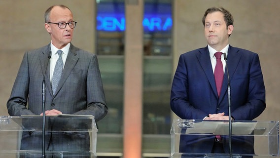 Friedrich Merz (l.), Kanzlerkandidat der Union, Fraktionsvorsitzender der Union und Bundesvorsitzender der CDU, und Lars Klingbeil, Fraktionsvorsitzender der SPD und Bundesvorsitzender, und geben eine Pressekonferenz über die Sondierungsgespräche zwischen der Union und der SPD. © Kay Nietfeld/dpa 