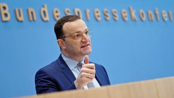 Jens Spahn (CDU), Geschäftsführender Bundesminister für Gesundheit, gibt eine Pressekonferenz zur Entwicklung in der Corona-Pandemie in der Bundespressekonferenz. © dpa-Bildfunk 