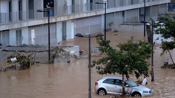 Überschwemmung im spanischen Valencia: Auto steht im Wasser. © Alberto Saiz/AP Foto: Alberto Saiz/AP