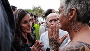 Paiporta: Königin Letizia von Spanien (l) spricht mit einer Frau. © Carlos Luján/EUROPA PRESS/dpa Foto: Carlos Luján