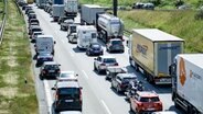 Fahrzeuge stehen auf einer Autobahn im Stau. © dpa bildfunk Foto: Axel Heimken