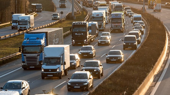 Zahlreiche Fahrzeuge fahren über die Autobahn A1 bei Hamburg-Moorfleet. © picture alliance/dpa Foto: Daniel Bockwoldt