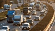 Zahlreiche Fahrzeuge fahren über die Autobahn A1 bei Hamburg-Moorfleet. © picture alliance/dpa Foto: Daniel Bockwoldt