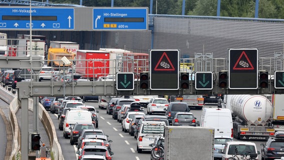 Hamburg: Stockender und sich teils stauender Verkehr ist auf der Autobahn A7 in Richtung Süden zu sehen © Bodo Marks/dpa Foto: Bodo Marks