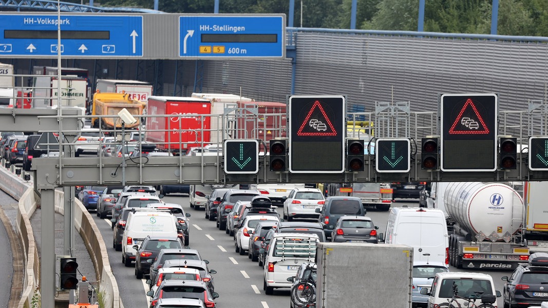 Hamburg: Stockender und sich teils stauender Verkehr ist auf der Autobahn A7 in Richtung Süden zu sehen