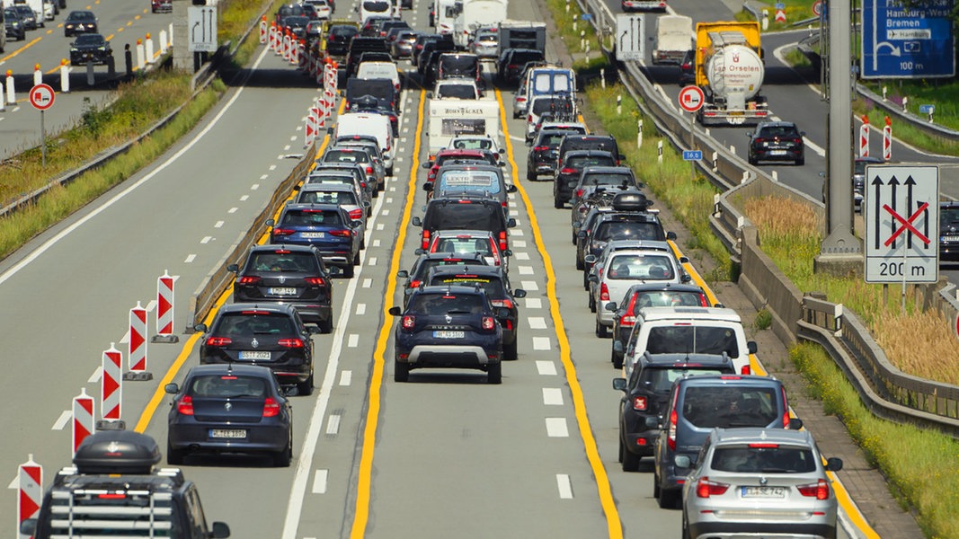 Hamburg: Autos fahren auf der A1 am Horster Dreieck in Richtung Norden in stockendem Verkehr hintereinander.