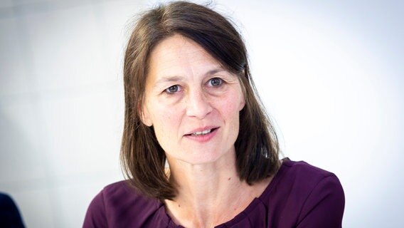 Miriam Staudte (Bündnis 90/Die Grünen), Ministerin für Ernährung, Landwirtschaft und Verbraucherschutz in Niedersachsen, spricht bei einer Pressekonferenz. © dpa Bildfunk Foto: Moritz Frankenberg