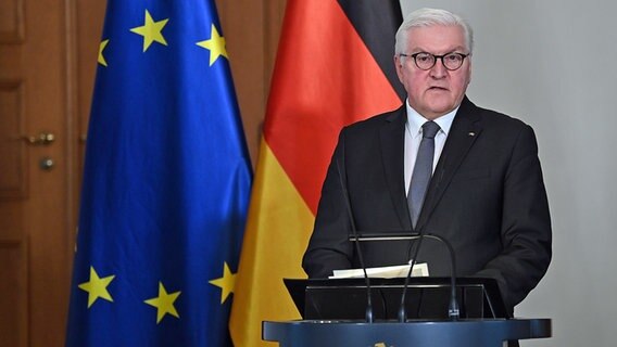 Bundespräsident Frank-Walter Steinmeier steht an einem Rednerpult. © dpa Bildfunk Foto: Britta Pedersen